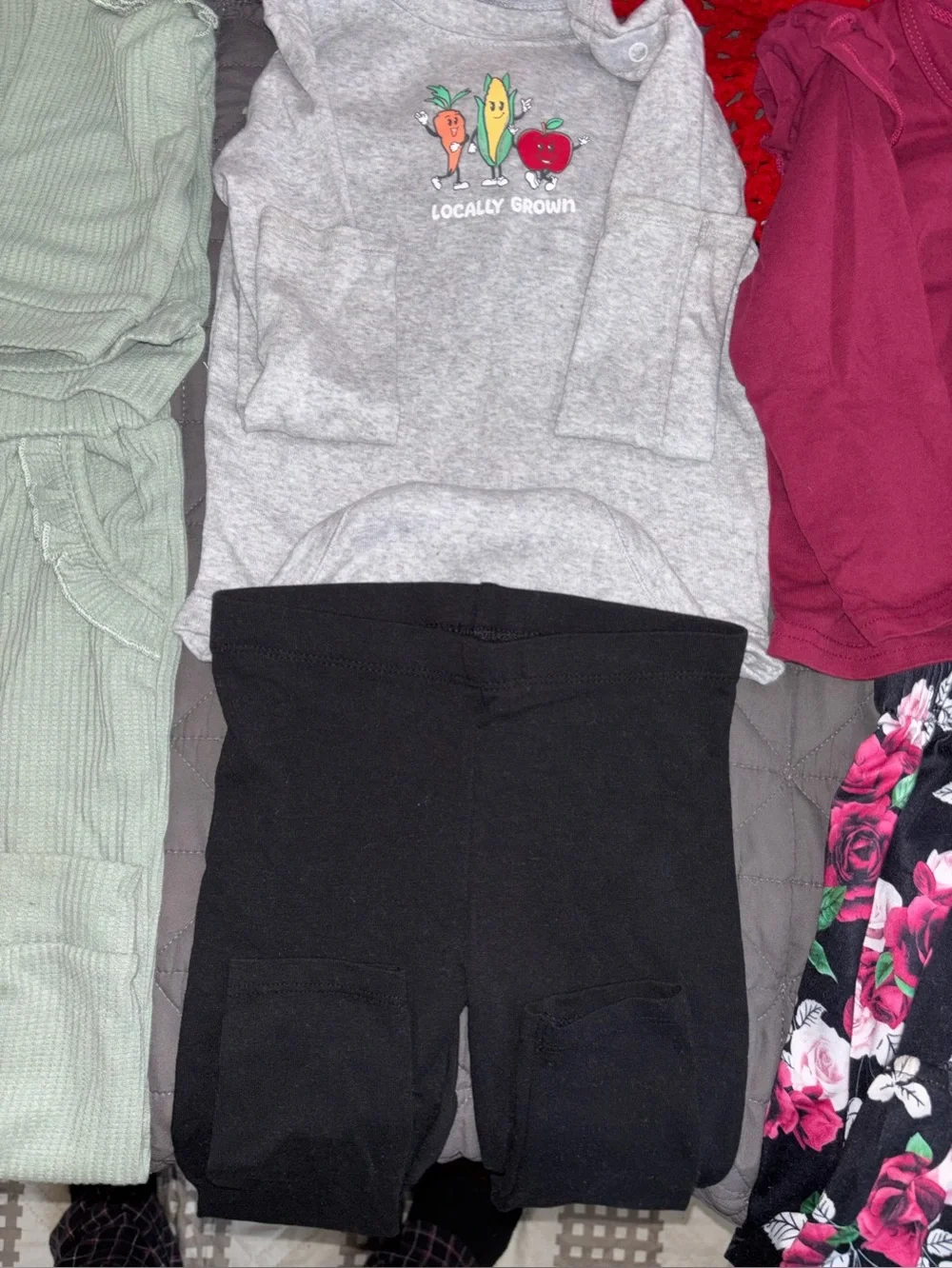 Baby clothes (girls)24 months 3 outfits and 1 shirt